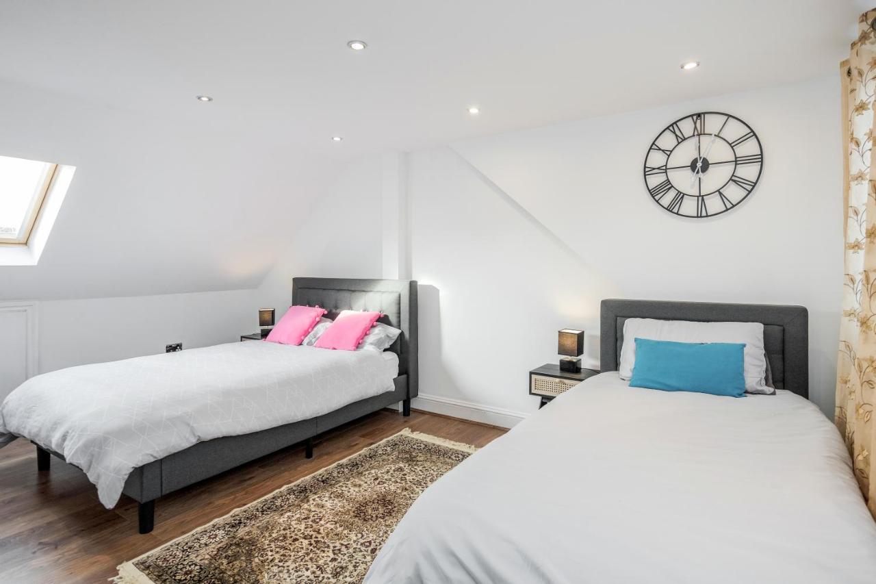 Entire Lovely Family With Parking, Wifi, Netflix, Self Check-in * Londra