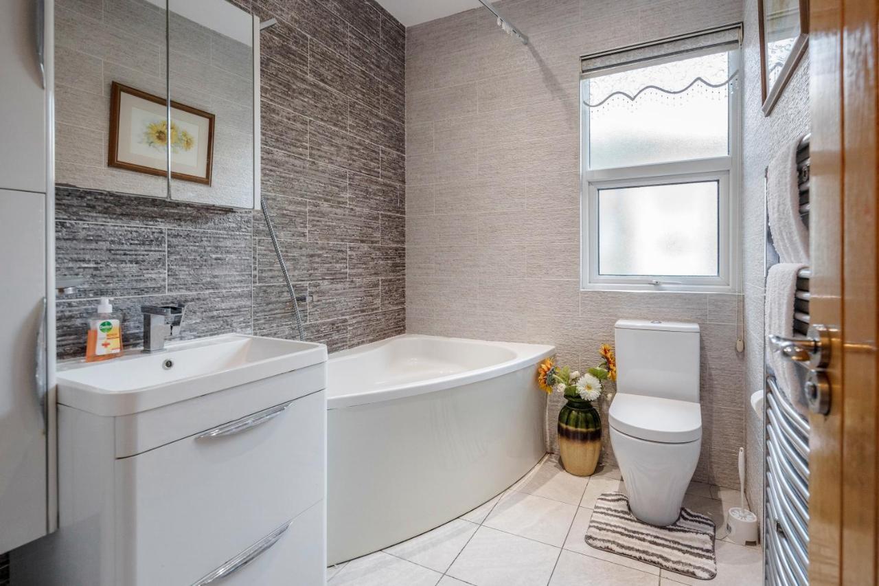 Entire Lovely Family With Parking, Wifi, Netflix, Self Check-in * Londra